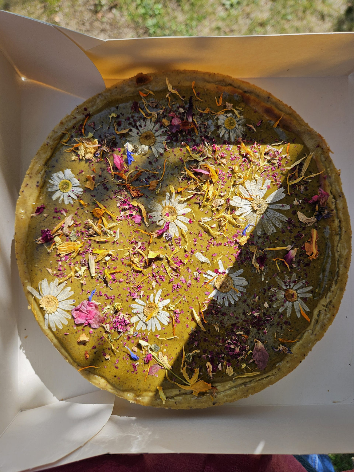 Cheesecake à la pistache vegan décoré de fleurs